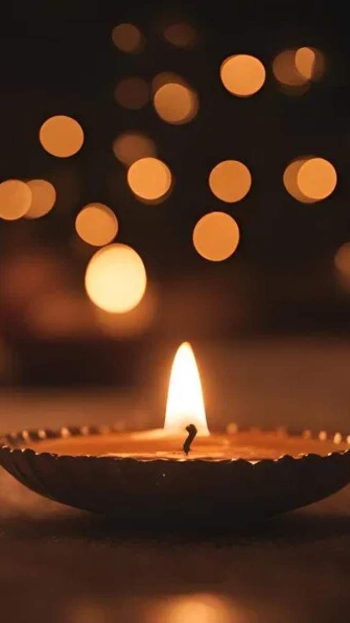 ದೇಶಾದ್ಯಂತ ಈಗ ಹಬ್ಬಗಳ ಸಂಭ್ರಮ. ದೀಪಾವಳಿ ಹಬ್ಬ ಕೂಡ ಹತ್ತಿರ ಬರುತ್ತಿದೆ. ಈ ಸಂದರ್ಭ ಮನೆಗಳನ್ನು ಸಾಕಷ್ಟು ಅಲಂಕಾರ ಮಾಡಿ ಹೊಸ ಬಟ್ಟೆಗಳನ್ನು ಧರಿಸುತ್ತಾರೆ.