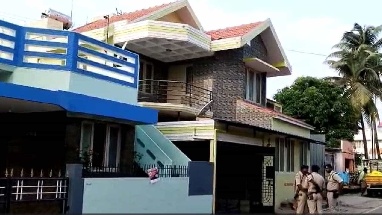 ED Raids: ಬೆಳ್ಳಂಬೆಳಗ್ಗೆ ಶಿವಮೊಗ್ಗದಲ್ಲಿ ಡಿಸಿಸಿ ಬ್ಯಾಂಕ್ ಅಧ್ಯಕ್ಷನ ಮನೆಗಳ ಮೇಲೆ ಇಡಿ ದಾಳಿ ED Raids: ಬೆಳ್ಳಂಬೆಳಗ್ಗೆ ಶಿವಮೊಗ್ಗದಲ್ಲಿ ಡಿಸಿಸಿ ಬ್ಯಾಂಕ್ ಅಧ್ಯಕ್ಷನ ಮನೆಗಳ ಮೇಲೆ ಇಡಿ ದಾಳಿ