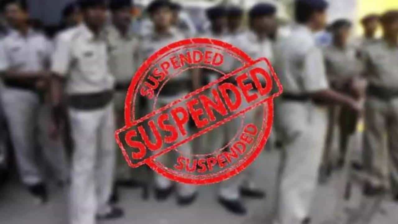 ಶಿವಮೊಗ್ಗ ಈದ್ ಗಲಾಟೆ: ಠಾಣಾಧಿಕಾರಿ ಸೇರಿ ಮೂವರು ಪೋಲಿಸ್ ಕಾನ್ಸ್ಟೇಬಲ್ ಅಮಾನತು ಶಿವಮೊಗ್ಗ ಈದ್ ಗಲಾಟೆ: ಠಾಣಾಧಿಕಾರಿ ಸೇರಿ ಮೂವರು ಪೋಲಿಸ್ ಕಾನ್ಸ್ಟೇಬಲ್ ಅಮಾನತು