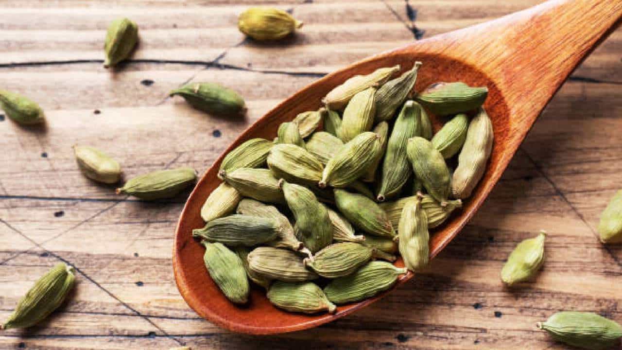 Cardamom Benefits: ಏಲಕ್ಕಿ ಸೇವನೆಯಿಂದ ಆರೋಗ್ಯಕ್ಕೆ ಆಗುವ 10 ಪ್ರಯೋಜನಗಳಿವು Cardamom Benefits: ಏಲಕ್ಕಿ ಸೇವನೆಯಿಂದ ಆರೋಗ್ಯಕ್ಕೆ ಆಗುವ 10 ಪ್ರಯೋಜನಗಳಿವು