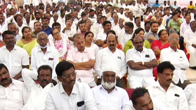 ಹಾಸನ: ಕಾಂಗ್ರೆಸ್ ಮುಖಂಡನಿಗೆ ಕುರ್ಚಿ ಸಿಕ್ಕಿಲ್ಲವೆಂದು ಸಭೆಯಲ್ಲೇ ಗದ್ದಲ