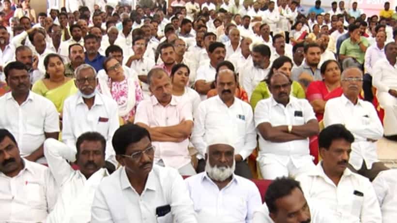 ಕಾಂಗ್ರೆಸ್ ಮುಖಂಡನಿಗೆ ಕುರ್ಚಿ ಸಿಕ್ಕಿಲ್ಲವೆಂದು ಗದ್ದಲ: ಟಿಕೆಟ್ ಆಕಾಂಕ್ಷಿಗಳ ಸಭೆಯಲ್ಲೇ ‘ಕೈ’ ಕುರ್ಚಿ ಗಲಾಟೆ