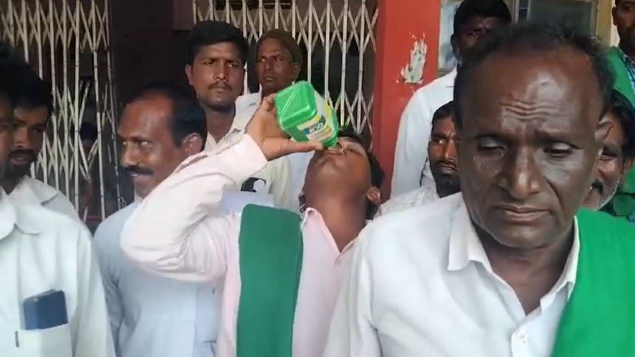 ಅಸಮರ್ಪಕ ವಿದ್ಯುತ್ ಪೂರೈಕೆ, ಧರಣಿನಿರತ ರೈತ ವಿಷಸೇವಿಸಿ ಆತ್ಮಹತ್ಯೆಗೆ ಯತ್ನ ಅಸಮರ್ಪಕ ವಿದ್ಯುತ್ ಪೂರೈಕೆ, ಧರಣಿನಿರತ ರೈತ ವಿಷಸೇವಿಸಿ ಆತ್ಮಹತ್ಯೆಗೆ ಯತ್ನ