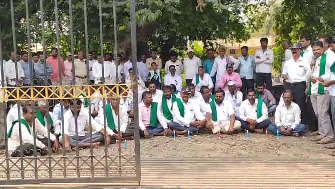 ಪಂಪ್​ಸೆಟ್​ಗಳಿಗೆ ಸಮರ್ಪಕ ವಿದ್ಯುತ್​ ಇಲ್ಲದೆ ರೈತನ ಪರದಾಟ, ಆಕ್ರೋಶ