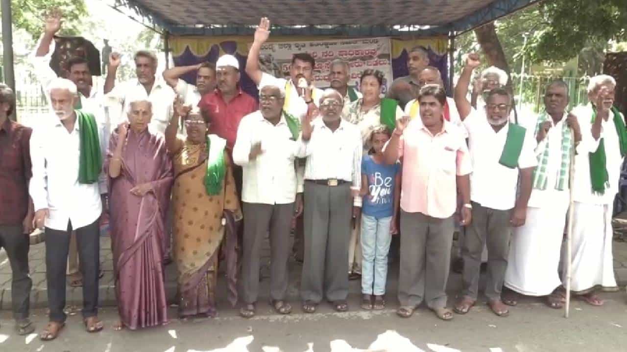 ಕಾವೇರಿ ವಿವಾದ: 44ನೇ ದಿನಕ್ಕೆ ಕಾಲಿಟ್ಟ ಮಂಡ್ಯ ರೈತರ ಪ್ರತಿಭಟನೆ; ಅ.20ರಿಂದ ಬೃಹತ್ ಧರಣಿ ಚಿಂತನೆ ಕಾವೇರಿ ವಿವಾದ: 44ನೇ ದಿನಕ್ಕೆ ಕಾಲಿಟ್ಟ ಮಂಡ್ಯ ರೈತರ ಪ್ರತಿಭಟನೆ; ಅ.20ರಿಂದ ಬೃಹತ್ ಧರಣಿ ಚಿಂತನೆ