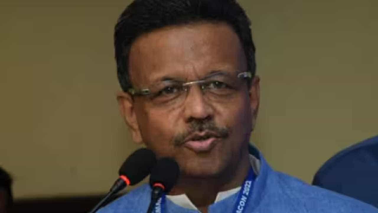 ಪಶ್ಚಿಮ ಬಂಗಾಳ: ಸಚಿವ ಫಿರ್ಹಾದ್ ಹಕೀಂ ಹಾಗೂ ಶಾಸಕ ಮದನ್ ಮಿತ್ರ ನಿವಾಸಗಳ ಮೇಲೆ ಸಿಬಿಐ ದಾಳಿ ಪಶ್ಚಿಮ ಬಂಗಾಳ: ಸಚಿವ ಫಿರ್ಹಾದ್ ಹಕೀಂ ಹಾಗೂ ಶಾಸಕ ಮದನ್ ಮಿತ್ರ ನಿವಾಸಗಳ ಮೇಲೆ ಸಿಬಿಐ ದಾಳಿ