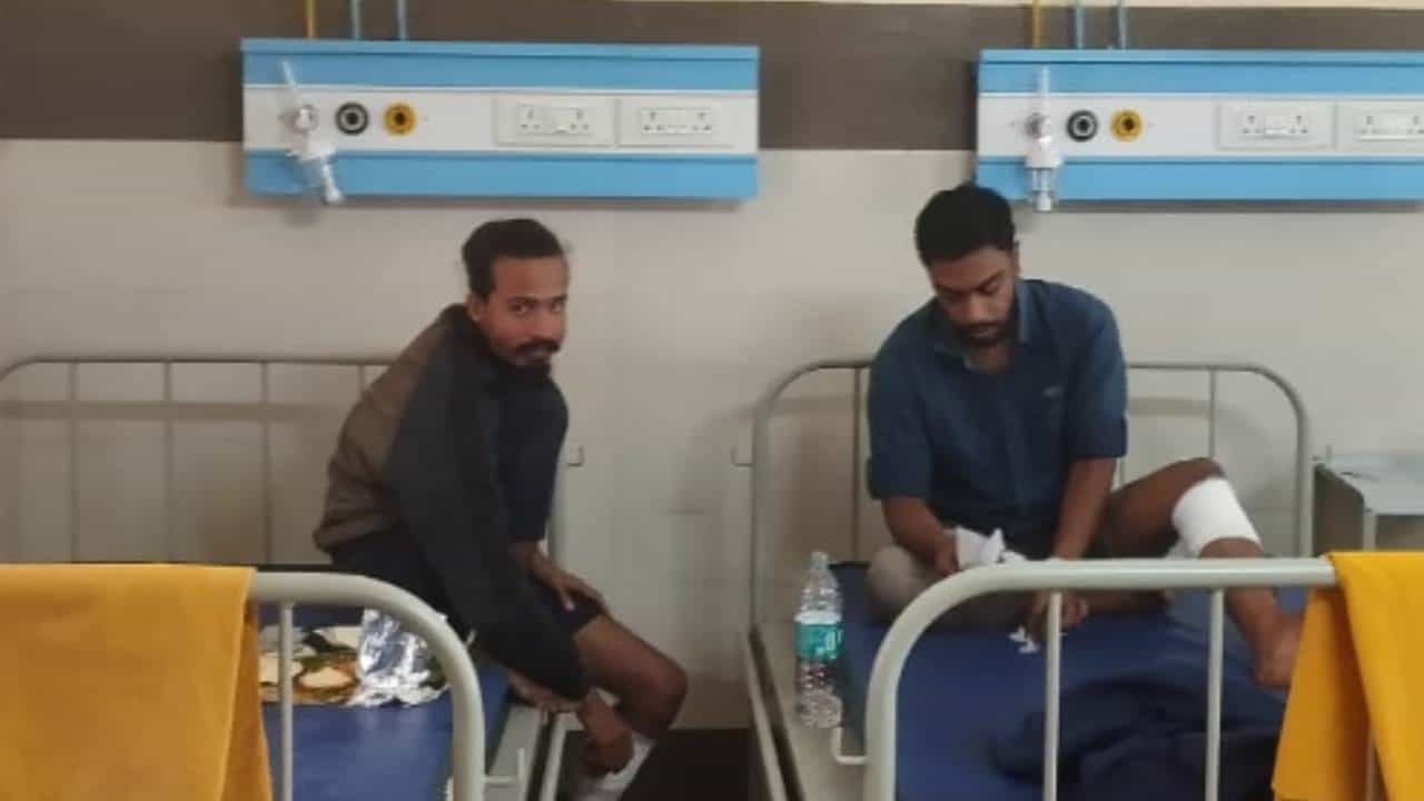 ಕೋಲಾರ: ಹಬ್ಬಕ್ಕೂ ಮುನ್ನವೇ ಪೊಲೀಸರಿಂದ ದೀಪಾವಳಿ: ಲಾಂಗು, ಮಚ್ಚು ಅಂದೋರಿಗೆ ಬುಲೆಟ್ ಮೂಲಕ ಉತ್ತರ! ಕೋಲಾರ: ಹಬ್ಬಕ್ಕೂ ಮುನ್ನವೇ ಪೊಲೀಸರಿಂದ ದೀಪಾವಳಿ: ಲಾಂಗು, ಮಚ್ಚು ಅಂದೋರಿಗೆ ಬುಲೆಟ್ ಮೂಲಕ ಉತ್ತರ!