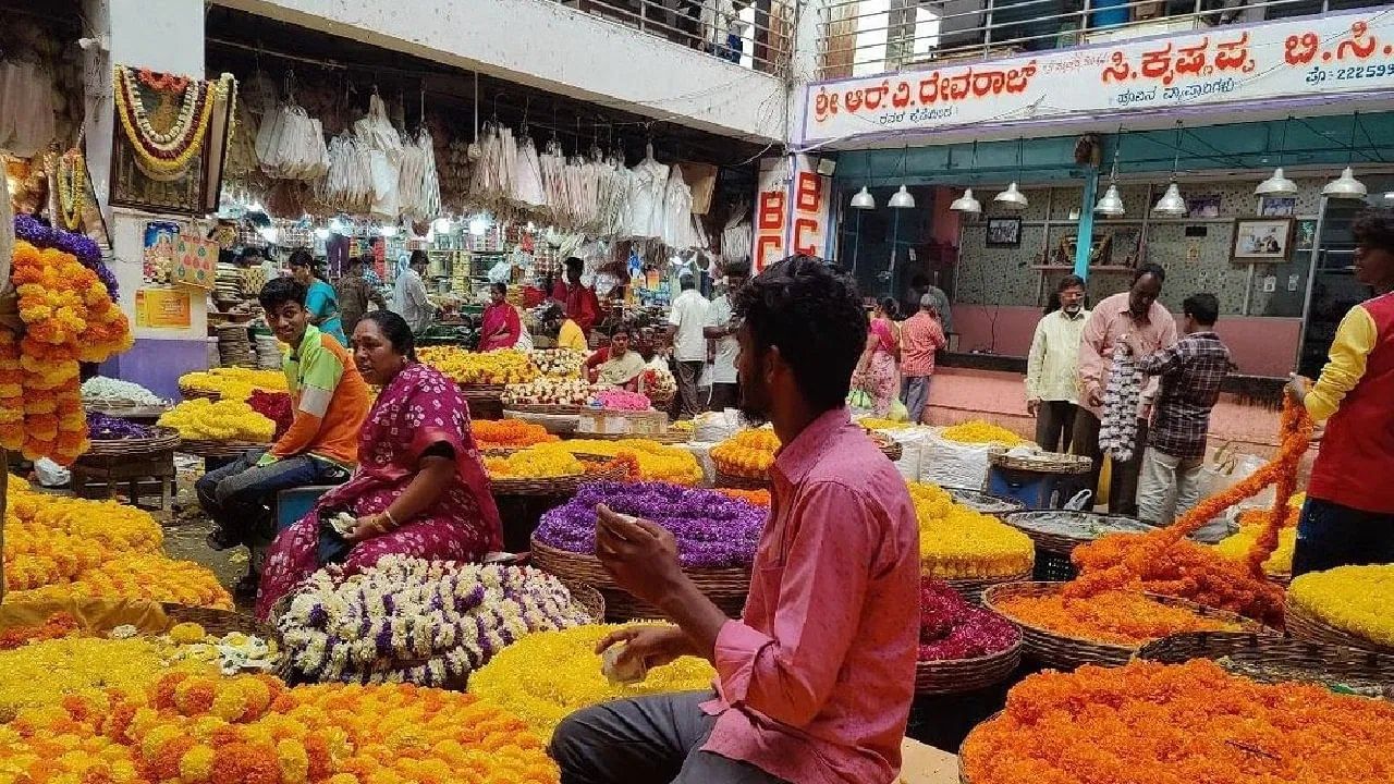 ದಸರಾ ಹಬ್ಬಕ್ಕೆ ದುಬಾರಿಯಾದ ಹೂವು: ಕೆಜಿಗೆ 100 - 200 ರೂ. ವರೆಗೆ ಏರಿಕೆ