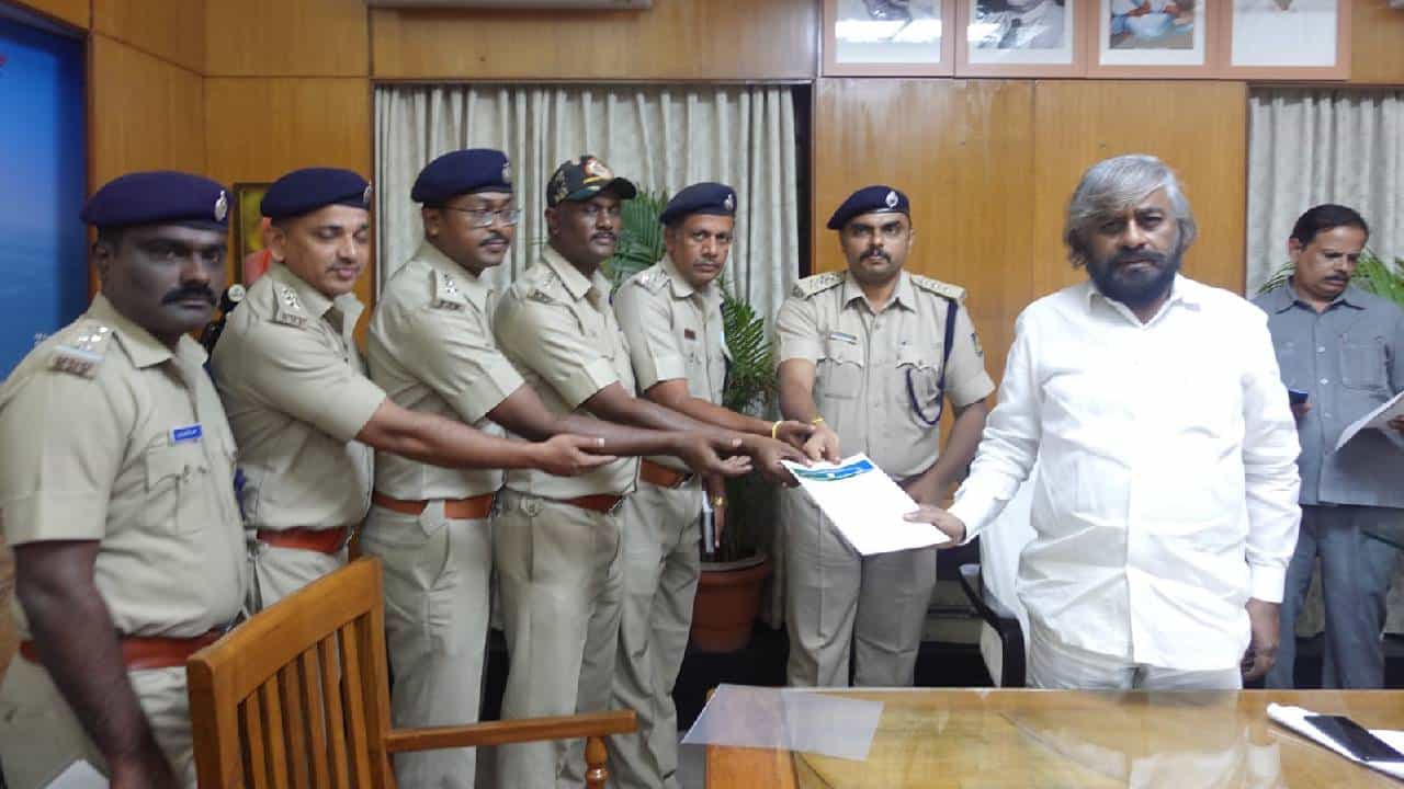 ಅರಣ್ಯ ಭೂಮಿ ಒತ್ತುವರಿ, ಆರ್ಎಫ್ಓಗೆ ಕರ್ತವ್ಯಕ್ಕೆ ಅಡ್ಡಿ; ಶಾಸಕರ ವಿರುದ್ದ ಈಶ್ವರ್ ಖಂಡ್ರೆಗೆ ದೂರು ಅರಣ್ಯ ಭೂಮಿ ಒತ್ತುವರಿ, ಆರ್ಎಫ್ಓಗೆ ಕರ್ತವ್ಯಕ್ಕೆ ಅಡ್ಡಿ; ಶಾಸಕರ ವಿರುದ್ದ ಈಶ್ವರ್ ಖಂಡ್ರೆಗೆ ದೂರು