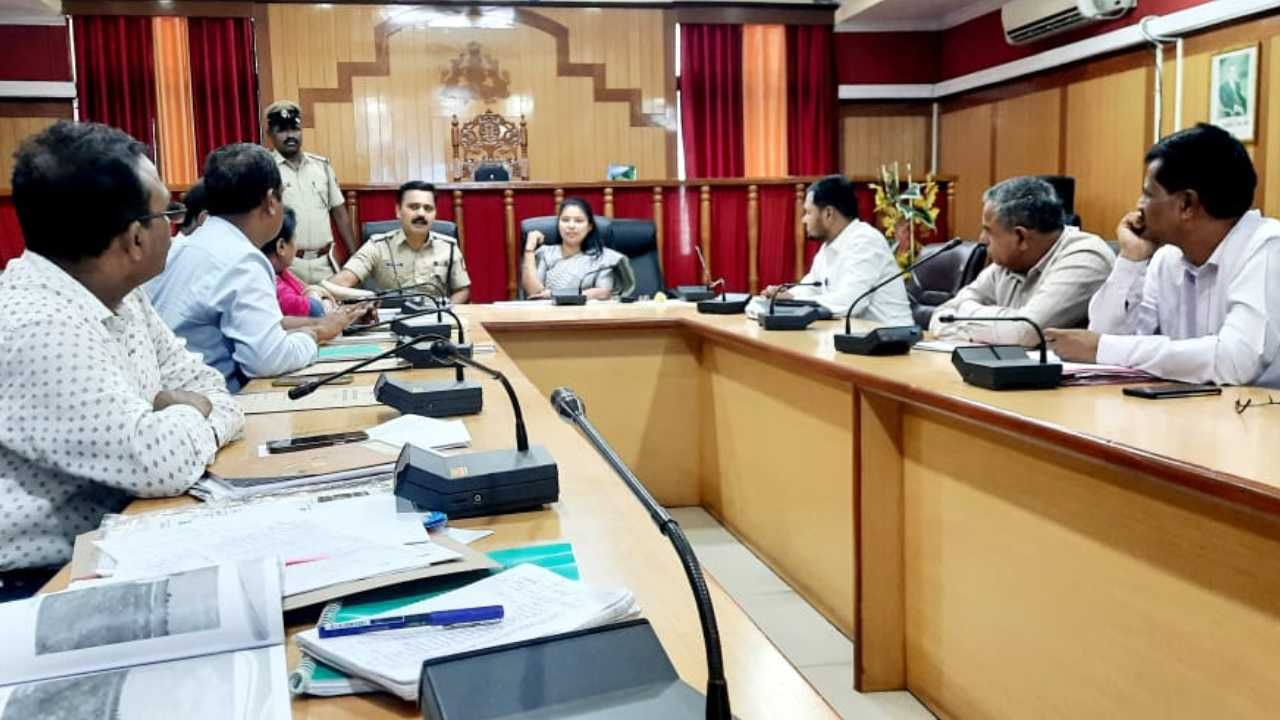 ನಾಳೆ ಜಿಲ್ಲೆಗೆ ಕೇಂದ್ರ ಬರ ಅಧ್ಯಯನ ತಂಡ ಭೇಟಿ: ಸರಿಯಾದ ಮಾಹಿತಿ ನೀಡುವಂತೆ ಜಿಲ್ಲಾಧಿಕಾರಿ ಸೂಚನೆ ನಾಳೆ ಜಿಲ್ಲೆಗೆ ಕೇಂದ್ರ ಬರ ಅಧ್ಯಯನ ತಂಡ ಭೇಟಿ: ಸರಿಯಾದ ಮಾಹಿತಿ ನೀಡುವಂತೆ ಜಿಲ್ಲಾಧಿಕಾರಿ ಸೂಚನೆ