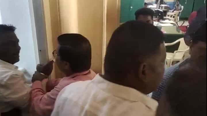 ಗದಗ ನಗರಸಭೆ ಕಚೇರಿಯಲ್ಲೇ ಕೈ ಕೈ ಮಿಲಾಯಿಸಿದ ಕಾಂಗ್ರೆಸ್-ಬಿಜೆಪಿ ಸದಸ್ಯರು ಗದಗ ನಗರಸಭೆ ಕಚೇರಿಯಲ್ಲೇ ಕೈ ಕೈ ಮಿಲಾಯಿಸಿದ ಕಾಂಗ್ರೆಸ್-ಬಿಜೆಪಿ ಸದಸ್ಯರು