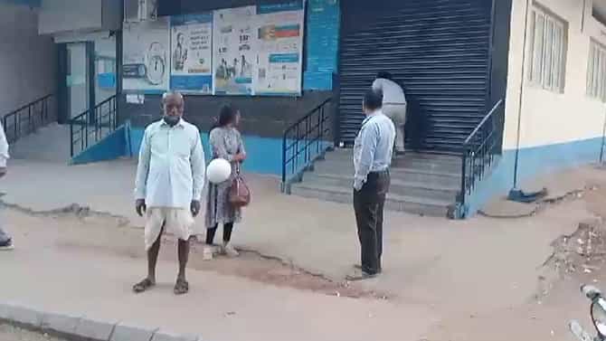 ಗದಗ: ಭೀಕರ ಬರಕ್ಕೆ ತತ್ತರಿಸಿದ ರೈತನ ಮೇಲೆ ಬ್ಯಾಂಕ್ ಅಧಿಕಾರಿಗಳ ದರ್ಪ