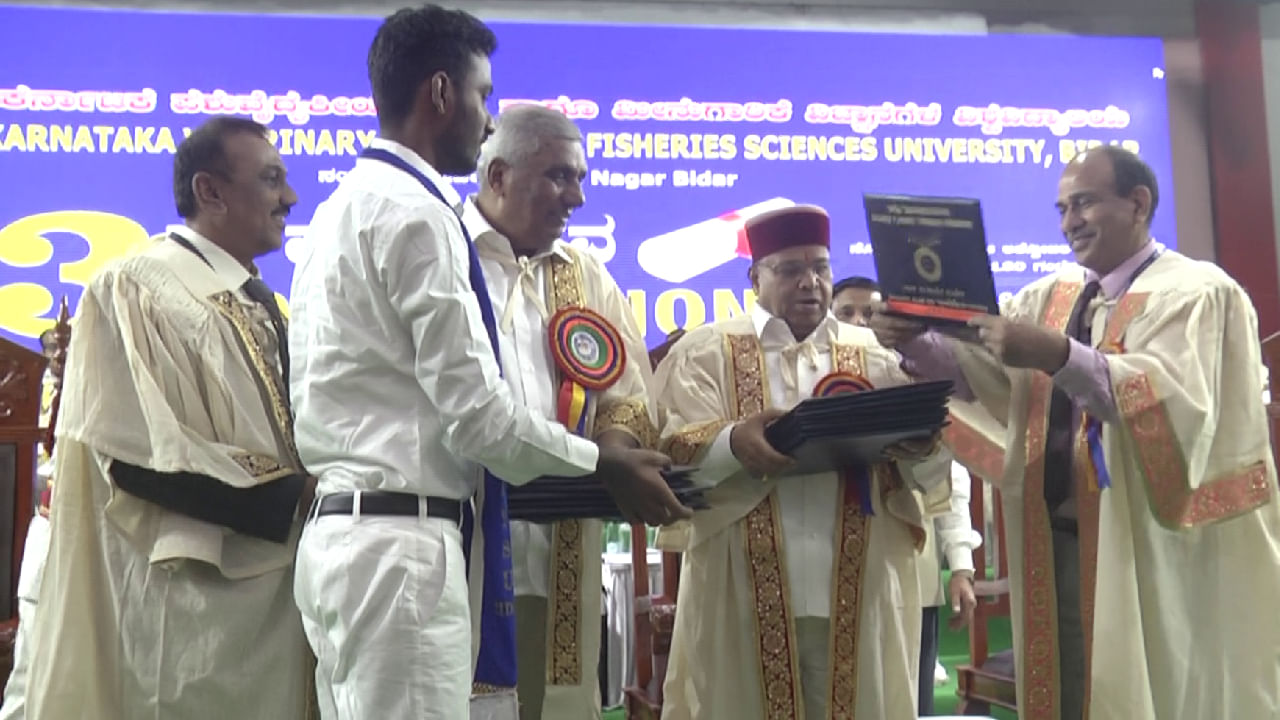 ಮಂಡ್ಯದ ಬಡ ರೈತ ಕುಟುಂಬದ ರಾಘವೇಶ್ ಗದಗ ಪಶು ವೈದ್ಯ ಕಾಲೇಜಿನಲ್ಲಿ 16 ಚಿನ್ನದ ಪದಕದೊಂದಿಗೆ ಪದವಿ ಸಾಧನೆ! ಮಂಡ್ಯದ ಬಡ ರೈತ ಕುಟುಂಬದ ರಾಘವೇಶ್ ಗದಗ ಪಶು ವೈದ್ಯ ಕಾಲೇಜಿನಲ್ಲಿ 16 ಚಿನ್ನದ ಪದಕದೊಂದಿಗೆ ಪದವಿ ಸಾಧನೆ!