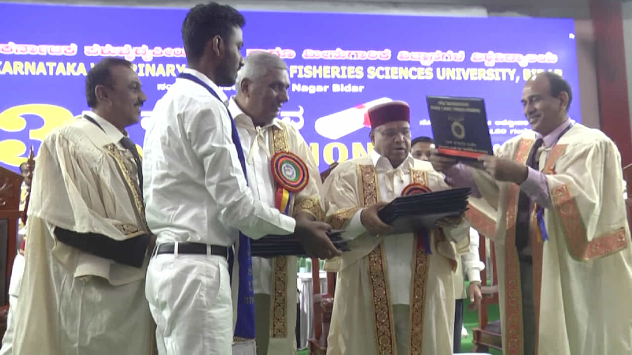 ಮಂಡ್ಯದ ಬಡ ರೈತ ಕುಟುಂಬದ ರಾಘವೇಶ್ ಗದಗ ಪಶು ವೈದ್ಯ ಕಾಲೇಜಿನಲ್ಲಿ 16 ಚಿನ್ನದ ಪದಕದೊಂದಿಗೆ ಪದವಿ ಸಾಧನೆ! ಮಂಡ್ಯದ ಬಡ ರೈತ ಕುಟುಂಬದ ರಾಘವೇಶ್ ಗದಗ ಪಶು ವೈದ್ಯ ಕಾಲೇಜಿನಲ್ಲಿ 16 ಚಿನ್ನದ ಪದಕದೊಂದಿಗೆ ಪದವಿ ಸಾಧನೆ!