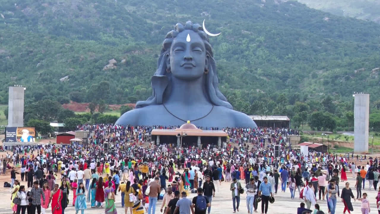 ರಾಜಧಾನಿ ಬೆಂಗಳೂರಿನಿಂದ ಕೂಗಳತೆಯ ದೂರದಲ್ಲಿ ಅದೊಂದು ಧಾರ್ಮಿಕ ಹಾಗೂ ಪ್ರವಾಸಿ ತಾಣವಿದೆ. ಅಲ್ಲಿಗೆ ಹೋಗಿ ಕೆಲಕಾಲ ಪ್ರಾರ್ಥಿಸಿ, ವಿಹರಿಸಿದ್ರೆ ಅದೇನೊ... ಭಕ್ತಿ ಭಾವ, ಸಂತಸ ಸಮಾಧಾನ ಮೂಡುತ್ತೆ. ಈ ಸಮಯದಲ್ಲಿ ಇಂದು ರಜೆ ದಿನ ಆಗಿರುವುದರಿಂದ ರಾಜಧಾನಿ ಬೆಂಗಳೂರಿನ ಜನ ಅಲ್ಲಿಗೆ ಲಗ್ಗೆ ಹಾಕಿದ್ದಾರೆ. ಅಷ್ಟಕ್ಕೂ ಅದೇಲ್ಲಿ ಅಂತೀರಾ ಈ ವರದಿ ನೋಡಿ!!