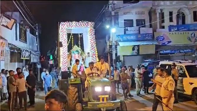 ಗಣೇಶ ವಿಸರ್ಜನೆ ವೇಳೆ ಮಸೀದಿ ಮುಂದೆ ಪೂಜೆ, ಮೂವರು ಪೊಲೀಸ್ ಸಸ್ಪೆಂಡ್‌