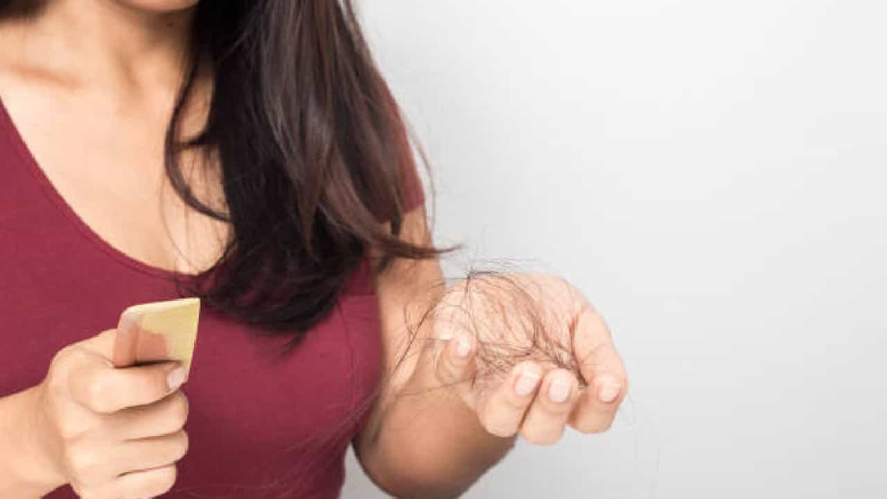 Hair Care: ಕೂದಲು ಉದುರುತ್ತಿದ್ದರೆ ಯಾವಾಗ ನೀವು ತಲೆಕೆಡಿಸಿಕೊಳ್ಳಬೇಕು? Hair Care: ಕೂದಲು ಉದುರುತ್ತಿದ್ದರೆ ಯಾವಾಗ ನೀವು ತಲೆಕೆಡಿಸಿಕೊಳ್ಳಬೇಕು?