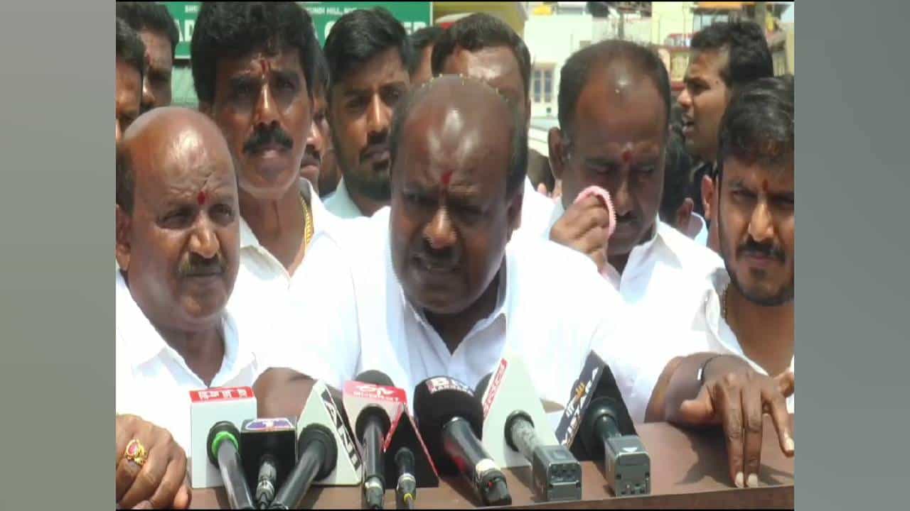 ಐಟಿ ದಾಳಿ ವೇಳೆ ಸಿಕ್ಕಿರುವ ಹಣ SST ಟ್ಯಾಕ್ಸ್ಗೆ ಸೇರಿದ್ದು; ಪರೋಕ್ಷವಾಗಿ ಡಿಕೆ ಬ್ರದರ್ಸ್ ಮೇಲೆ ಕುಮಾರಸ್ವಾಮಿ ಆರೋಪ ಐಟಿ ದಾಳಿ ವೇಳೆ ಸಿಕ್ಕಿರುವ ಹಣ SST ಟ್ಯಾಕ್ಸ್ಗೆ ಸೇರಿದ್ದು; ಪರೋಕ್ಷವಾಗಿ ಡಿಕೆ ಬ್ರದರ್ಸ್ ಮೇಲೆ ಕುಮಾರಸ್ವಾಮಿ ಆರೋಪ