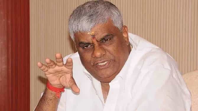 ದೇವೇಗೌಡರನ್ನು ತುಮಕೂರಿಗೆ ಕರೆದೊಯ್ದು ಟೋಪಿ ಹಾಕಿದ್ರು: ಹೆಚ್​ಡಿ ರೇವಣ್ಣ