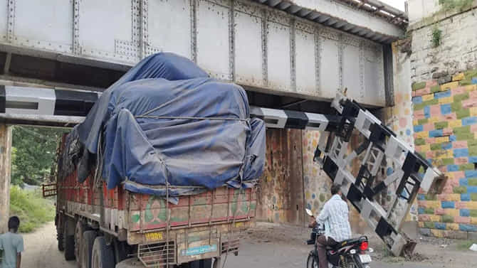ವಿಡಿಯೋ ನೋಡಿ: ರೈಲ್ವೆ ಸೇತುವೆ ಕೆಳಗೆ ಸಿಕ್ಕಿಹಾಕಿಕೊಂಡ ಬೃಹತ್​ ಸರಕು ಲಾರಿ