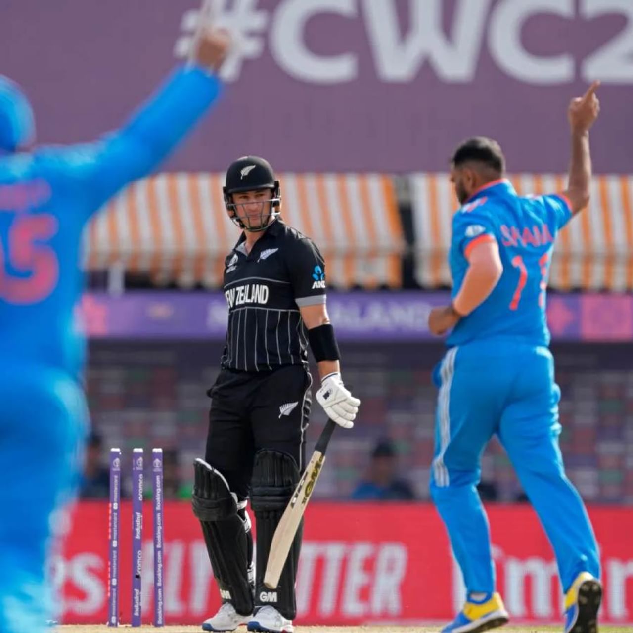 ಧರ್ಮಶಾಲಾದ HPCA ಸ್ಟೇಡಿಯಂನಲ್ಲಿ ಭಾನುವಾರ ನಡೆದ ಐಸಿಸಿ ಕ್ರಿಕೆಟ್ ವಿಶ್ವಕಪ್ 2023 ರ ಪಂದ್ಯದಲ್ಲಿ ನ್ಯೂಝಿಲೆಂಡ್ ಅನ್ನು ನಾಲ್ಕು ವಿಕೆಟ್‌ಗಳ ಅಂತರದಿಂದ ಸೋಲಿಸುವ ಮೂಲಕ ಭಾರತ ತಂಡ ತಮ್ಮ ಅಜೇಯ ಗೆಲುವಿನ ಓಟವನ್ನು ಮುಂದುವರೆಸಿದೆ. ಭಾರತ ಈಗ 10 ಅಂಕಗಳೊಂದಿಗೆ ಅಂಕಪಟ್ಟಿಯಲ್ಲಿ ಅಗ್ರಸ್ಥಾನದಲ್ಲಿದೆ.