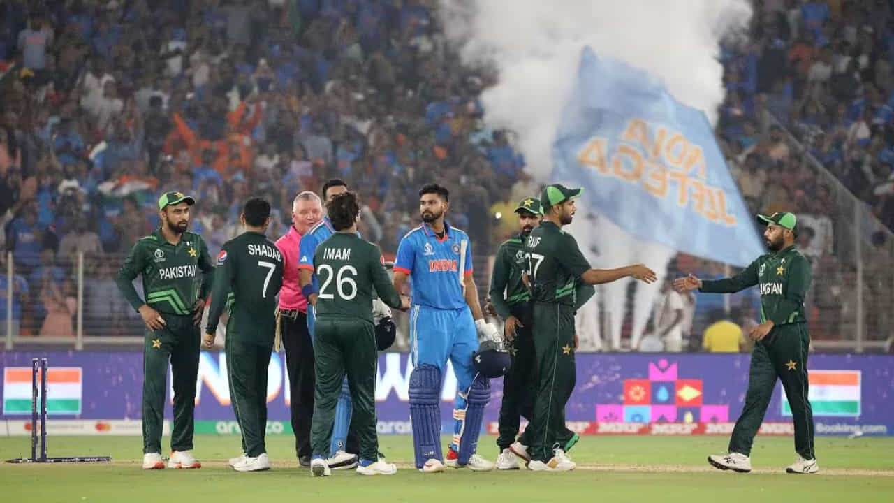 ವಿಶ್ವಕಪ್ 2023 ರಲ್ಲಿ ಭಾರತ ಮತ್ತು ಪಾಕಿಸ್ತಾನ ನಡುವಿನ ಪಂದ್ಯದಲ್ಲಿ ಭಾರತ ತಂಡ ಐತಿಹಾಸಿಕ ಗೆಲುವು ಸಾಧಿಸಿತು. ಮೊದಲು ಬ್ಯಾಟ್ ಮಾಡಿದ ಪಾಕಿಸ್ತಾನ ತಂಡ 191 ರನ್ಗಳಿಗೆ ಆಲೌಟ್ ಆಗಿತ್ತು. ಈ ಗುರಿ ಬೆನ್ನಟ್ಟಿದ ಭಾರತ ರೋಹಿತ್ ಶರ್ಮಾ 80 ರನ್ ಸಿಡಿಸಿದ ಅರ್ಧಶತಕದ ನೆರವಿನಿಂದ ಏಳು ವಿಕೆಟ್ಗಳ ಜಯ ಸಾಧಿಸಿತು.