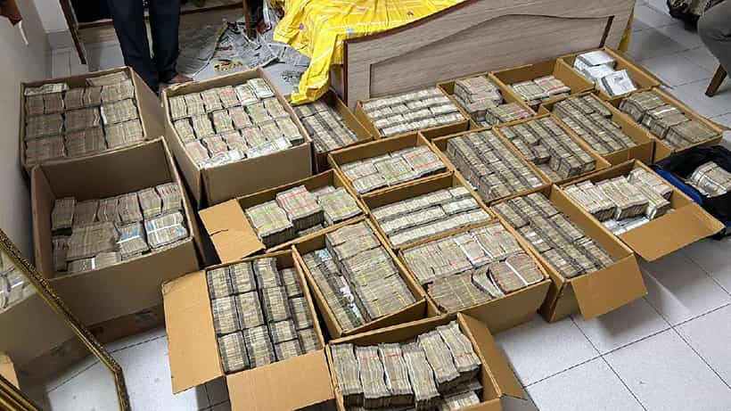 Bengaluru IT Raid: ಬೆಂಗಳೂರಿನ ಫ್ಲಾಟ್ ಒಂದರ ಮೇಲೆ ಐಟಿ ದಾಳಿ, ಮಂಚದಡಿ ಕಂತೆ ಕಂತೆ ನೋಟುಗಳು ಪತ್ತೆ