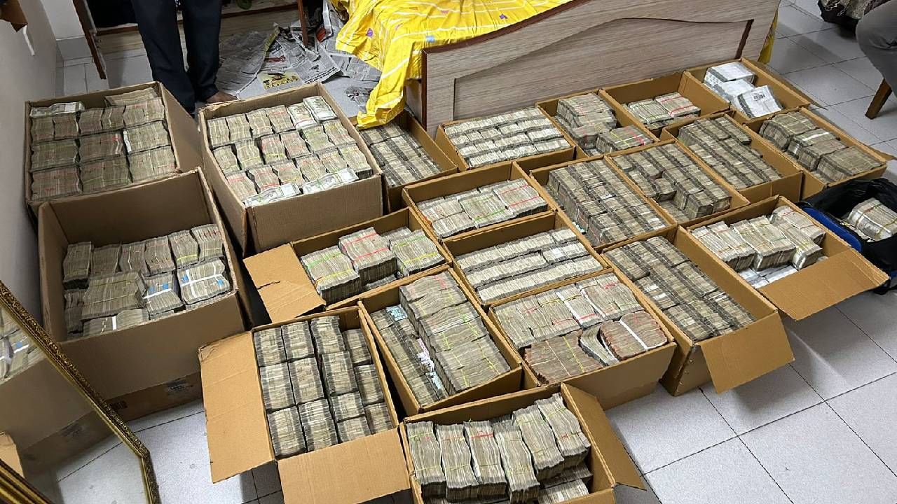 Bengaluru IT Raid: ಬೆಂಗಳೂರಿನ ಫ್ಲಾಟ್​ ಒಂದರ ಮೇಲೆ ಐಟಿ ದಾಳಿ, ಮಂಚದಡಿ ಕಂತೆ ಕಂತೆ ನೋಟುಗಳು ಪತ್ತೆ