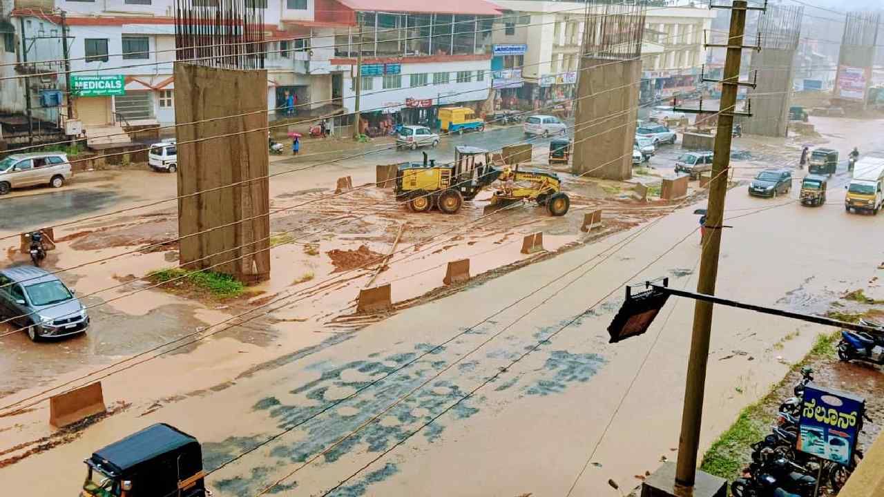 ಮಂಗಳೂರು: ಮಳೆ ಬಂತೆಂದರೆ ಕಲ್ಲಡ್ಕ ಪೇಟೆ ಕೆಸರುಮಯ, ವಾಹನ ಸಂಚಾರಕ್ಕೆ ಪರದಾಟ ಮಂಗಳೂರು: ಮಳೆ ಬಂತೆಂದರೆ ಕಲ್ಲಡ್ಕ ಪೇಟೆ ಕೆಸರುಮಯ, ವಾಹನ ಸಂಚಾರಕ್ಕೆ ಪರದಾಟ