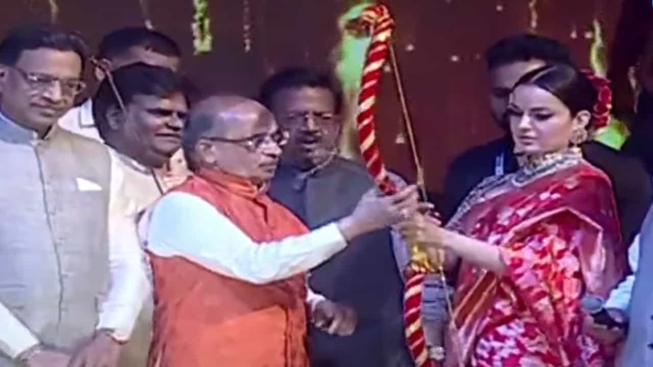 ರಾವಣನ ದಹನ ಮಾಡಲು ವಿಫಲವಾದ ಕಂಗನಾ ರಣಾವತ್; ನಟಿಯ ಪರದಾಟ ನೋಡಿ ರಾವಣನ ದಹನ ಮಾಡಲು ವಿಫಲವಾದ ಕಂಗನಾ ರಣಾವತ್; ನಟಿಯ ಪರದಾಟ ನೋಡಿ
