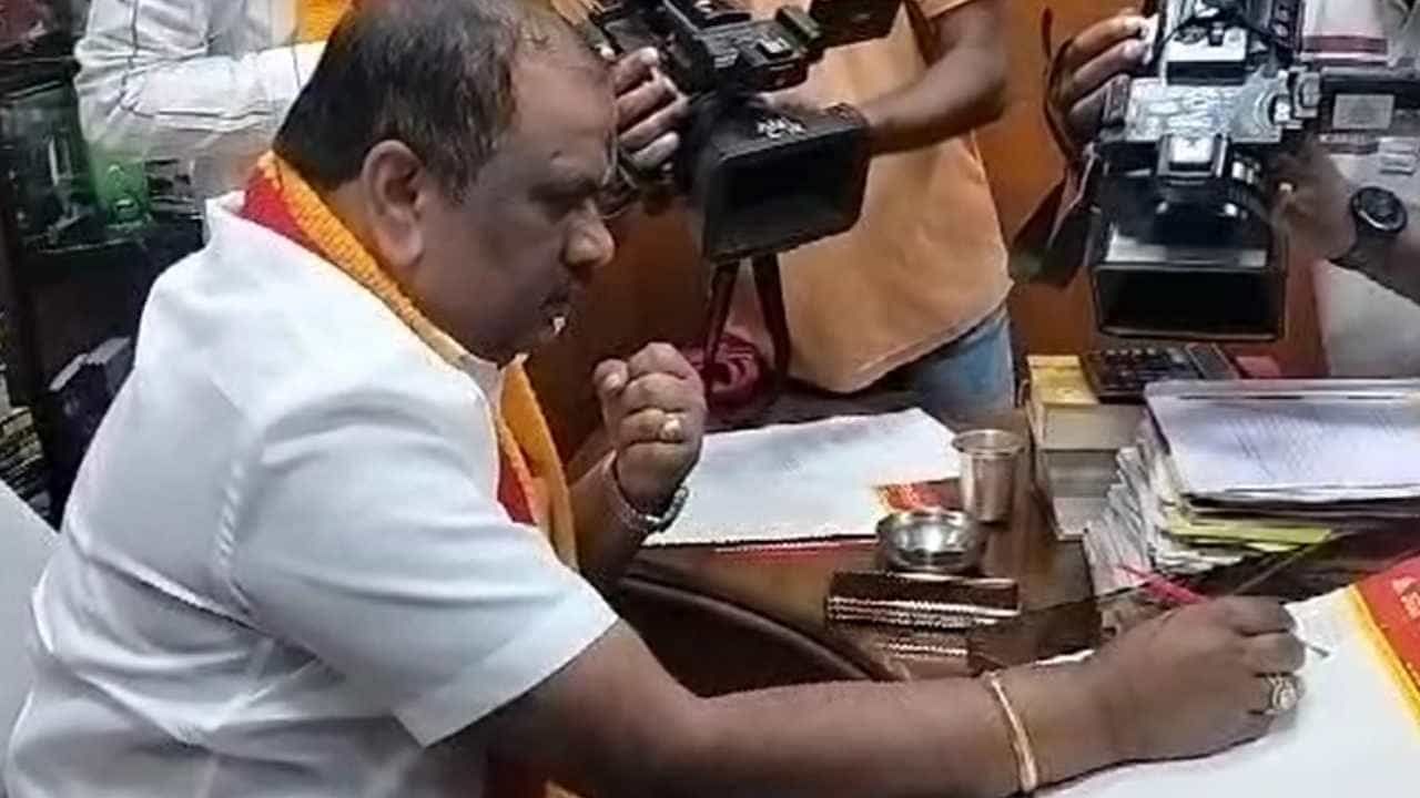 ರಕ್ತದ ಮೂಲಕ ಪ್ರಧಾನಿಗೆ ಪತ್ರ ಬರೆದು ಅಭಿಯಾನ ಆರಂಭಿಸಿದ ಕರವೇ ರಾಜ್ಯಾಧ್ಯಕ್ಷ ನಾರಾಯಣ ಗೌಡ ರಕ್ತದ ಮೂಲಕ ಪ್ರಧಾನಿಗೆ ಪತ್ರ ಬರೆದು ಅಭಿಯಾನ ಆರಂಭಿಸಿದ ಕರವೇ ರಾಜ್ಯಾಧ್ಯಕ್ಷ ನಾರಾಯಣ ಗೌಡ