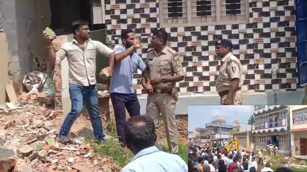 ಕೋಲಾರ: ರಸ್ತೆ ಅಗಲೀಕರಣ ವೇಳೆ ಕೆಜಿಎಫ್ ಶಾಸಕಿ ಮೇಲೆ ಕಲ್ಲು ತೂರಲು ಯತ್ನ ಕೋಲಾರ: ರಸ್ತೆ ಅಗಲೀಕರಣ ವೇಳೆ ಕೆಜಿಎಫ್ ಶಾಸಕಿ ಮೇಲೆ ಕಲ್ಲು ತೂರಲು ಯತ್ನ