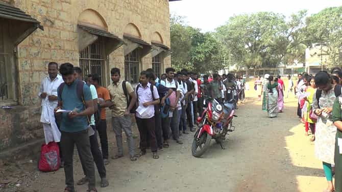 KPSC ಪರೀಕ್ಷೆ ವೇಳೆ ಅಕ್ರಮ: ಫುಲ್ ತೋಳಿನ ಶರ್ಟ್ ಧರಿಸಿದವರಿಗೆ ನೋ ಎಂಟ್ರಿ