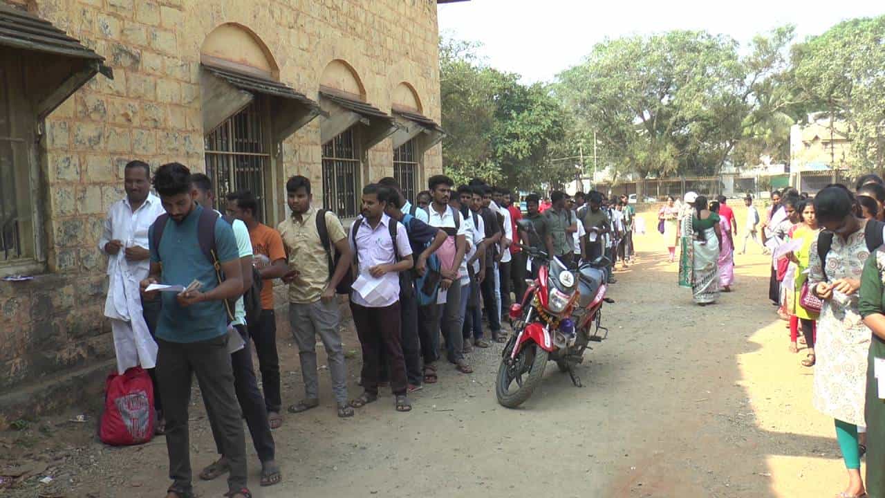KPSC ಪರೀಕ್ಷೆ ವೇಳೆ ಅಕ್ರಮ: ಫುಲ್ ತೋಳಿನ ಶರ್ಟ್ ಧರಿಸಿದವರಿಗೆ ನೋ ಎಂಟ್ರಿ, ತೋಳಿಗೆ ಕತ್ತರಿ ಹಾಕಿದ ಅಭ್ಯರ್ಥಿಗಳು KPSC ಪರೀಕ್ಷೆ ವೇಳೆ ಅಕ್ರಮ: ಫುಲ್ ತೋಳಿನ ಶರ್ಟ್ ಧರಿಸಿದವರಿಗೆ ನೋ ಎಂಟ್ರಿ, ತೋಳಿಗೆ ಕತ್ತರಿ ಹಾಕಿದ ಅಭ್ಯರ್ಥಿಗಳು