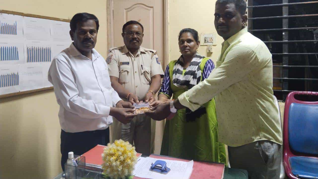 ಚಿಕ್ಕಬಳ್ಳಾಪುರ: ಬಸ್ಸಲ್ಲಿ 3 ಲಕ್ಷ ರೂ. ಮೌಲ್ಯದ ಚಿನ್ನಾಭರಣ ಮರೆತು ಹೋದವರಿಗೆ ಹಿಂದಿರುಗಿಸಿದ ಕಂಡಕ್ಟರ್! ಚಿಕ್ಕಬಳ್ಳಾಪುರ: ಬಸ್ಸಲ್ಲಿ 3 ಲಕ್ಷ ರೂ. ಮೌಲ್ಯದ ಚಿನ್ನಾಭರಣ ಮರೆತು ಹೋದವರಿಗೆ ಹಿಂದಿರುಗಿಸಿದ ಕಂಡಕ್ಟರ್!
