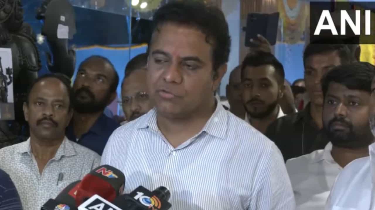 ಎನ್ಡಿಎ ಸೇರಲು ನಮಗೇನು ಎಂದು ಹುಚ್ಚು ನಾಯಿ ಕಚ್ಚಿದೆಯೇ?: ಕೆಸಿಆರ್ ಪುತ್ರ ಎನ್ಡಿಎ ಸೇರಲು ನಮಗೇನು ಎಂದು ಹುಚ್ಚು ನಾಯಿ ಕಚ್ಚಿದೆಯೇ?: ಕೆಸಿಆರ್ ಪುತ್ರ