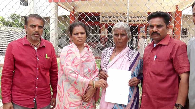 ರಾಯಚೂರು: ನಕಲಿ ದಾಖಲೆ ಸೃಷ್ಟಿಸಿ ವೃದ್ಧೆಯ ಭೂಮಿ ಕಬಳಿಕೆ ಆರೋಪ