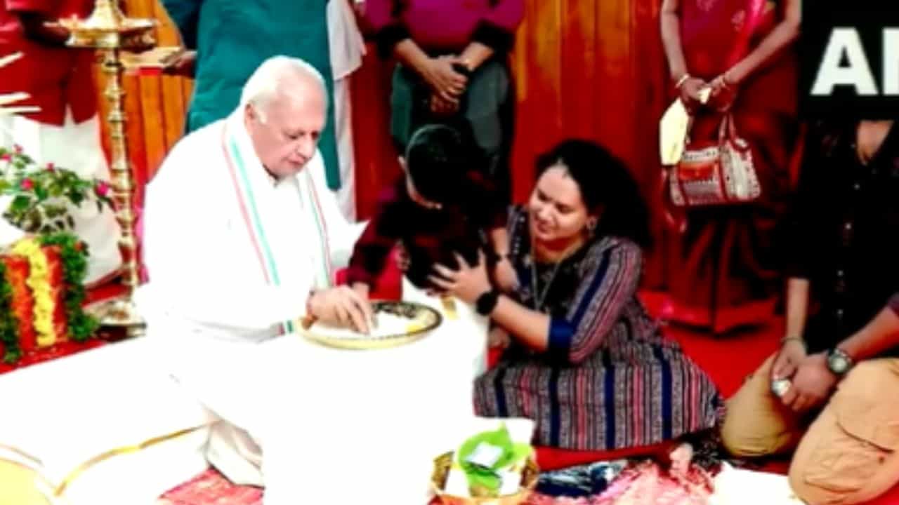 ವಿಜಯದಶಮಿಯಂದು ಮಕ್ಕಳಿಗೆ ಅಕ್ಷರಾಭ್ಯಾಸ ಮಾಡಿಸಿದ ಕೇರಳ ರಾಜ್ಯಪಾಲ ಆರಿಫ್ ಮಹಮ್ಮದ್ ಖಾನ್ ವಿಜಯದಶಮಿಯಂದು ಮಕ್ಕಳಿಗೆ ಅಕ್ಷರಾಭ್ಯಾಸ ಮಾಡಿಸಿದ ಕೇರಳ ರಾಜ್ಯಪಾಲ ಆರಿಫ್ ಮಹಮ್ಮದ್ ಖಾನ್