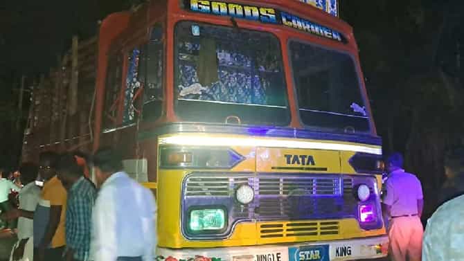2 ಬೈಕ್‌ ಡಿಕ್ಕಿ; ಲಾರಿ ಹರಿದು ಸ್ಥಳದಲ್ಲೇ ಮೂವರ ದುರ್ಮರಣ
