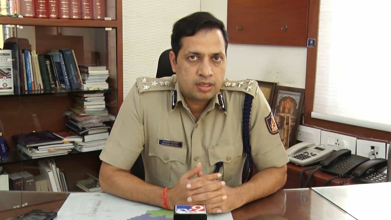 ಮಂಗಳೂರು ಸಿಸಿಬಿ ಪೊಲೀಸರ ಕಾರ್ಯಾಚರಣೆ! ನಕಲಿ ದಾಖಲೆ ತಯಾರಿಸ್ತಿದ್ದವನ ಬಂಧನ ಮಂಗಳೂರು ಸಿಸಿಬಿ ಪೊಲೀಸರ ಕಾರ್ಯಾಚರಣೆ! ನಕಲಿ ದಾಖಲೆ ತಯಾರಿಸ್ತಿದ್ದವನ ಬಂಧನ
