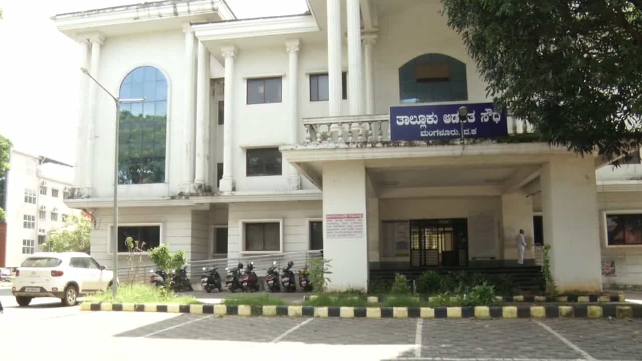 ಆಧಾರ್ ಫಿಂಗರ್ ಪ್ರಿಂಟ್ಗೇ ಕನ್ನ, ಖಾತೆಯಿಂದ ಹಣ ವಿತ್ಡ್ರಾ: ಮಂಗಳೂರಿನಲ್ಲಿ ಸೈಬರ್ ಚೋರರು ಹಣ ಎಗರಿಸುತ್ತಿದ್ದುದು ಹೀಗೆ ಆಧಾರ್ ಫಿಂಗರ್ ಪ್ರಿಂಟ್ಗೇ ಕನ್ನ, ಖಾತೆಯಿಂದ ಹಣ ವಿತ್ಡ್ರಾ: ಮಂಗಳೂರಿನಲ್ಲಿ ಸೈಬರ್ ಚೋರರು ಹಣ ಎಗರಿಸುತ್ತಿದ್ದುದು ಹೀಗೆ