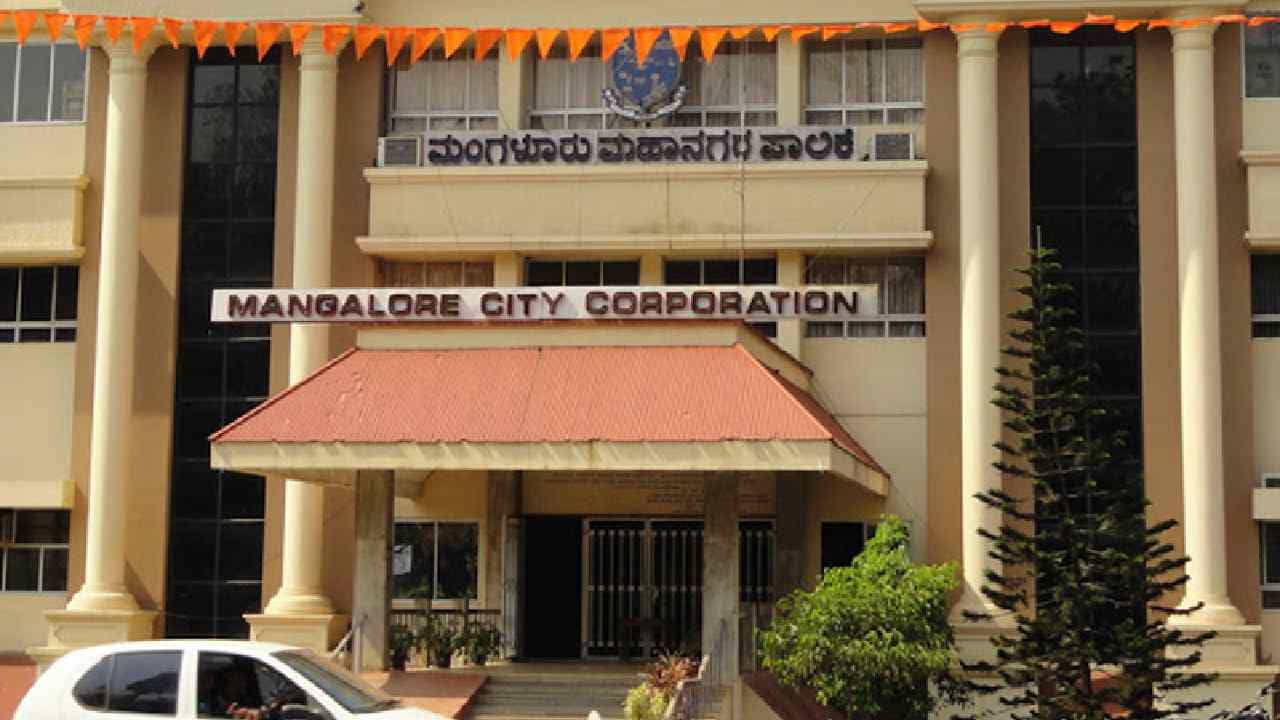 ಗುರುತಿನ ಚೀಟಿಗಾಗಿ ಮಂಗಳೂರು ಪಾಲಿಕೆ ಆಯುಕ್ತರ ಕಚೇರಿಗೆ ಬೀದಿ ವ್ಯಾಪಾರಿಗಳಿಂದ ಮುತ್ತಿಗೆ ಗುರುತಿನ ಚೀಟಿಗಾಗಿ ಮಂಗಳೂರು ಪಾಲಿಕೆ ಆಯುಕ್ತರ ಕಚೇರಿಗೆ ಬೀದಿ ವ್ಯಾಪಾರಿಗಳಿಂದ ಮುತ್ತಿಗೆ