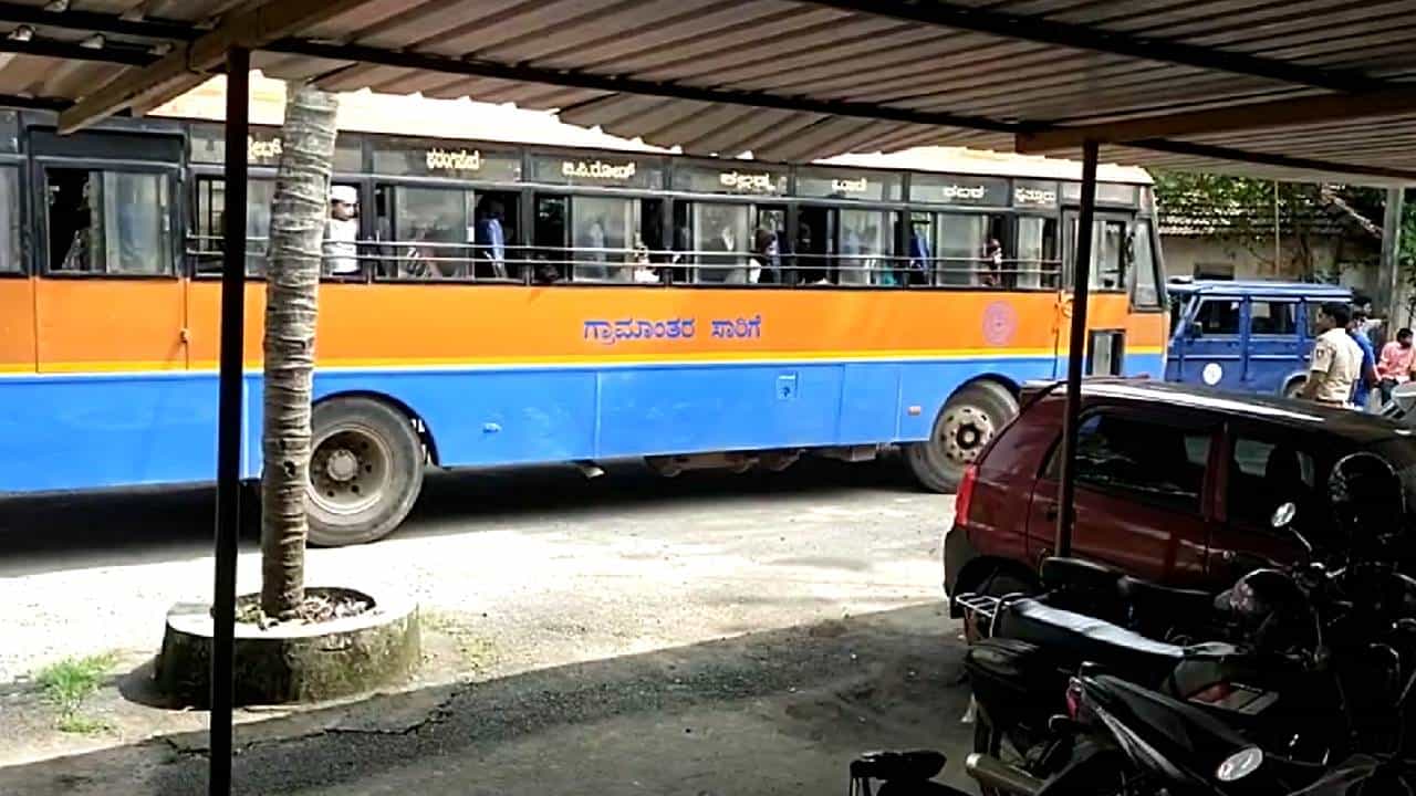 ಮಂಗಳೂರು: KSRTC ಬಸ್ನಲ್ಲಿ ಕೋಳಿ ಮಾಂಸ ಜಗಳ; ಠಾಣೆಗೆ ಬಸ್ ತೆಗೆದುಕೊಂಡು ಹೋದ ಚಾಲಕ ಮಂಗಳೂರು: KSRTC ಬಸ್ನಲ್ಲಿ ಕೋಳಿ ಮಾಂಸ ಜಗಳ; ಠಾಣೆಗೆ ಬಸ್ ತೆಗೆದುಕೊಂಡು ಹೋದ ಚಾಲಕ