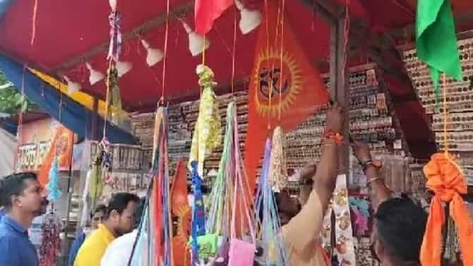 ಮಂಗಳೂರು: ಹಿಂದೂ ಅಂಗಡಿಗಳ ಮುಂದೆ ಕೇಸರಿ ಧ್ವಜ ನೆಟ್ಟ ವಿಹೆಚ್​​ಪಿ
