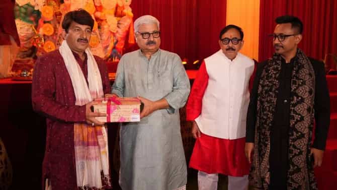 ದುರ್ಗಾ ದೇವಿಗೆ ಸಂಗೀತ ನಮನ ಸಲ್ಲಿಸಿದ ಬಿಜೆಪಿ ಸಂಸದ ಮನೋಜ್ ತಿವಾರಿ