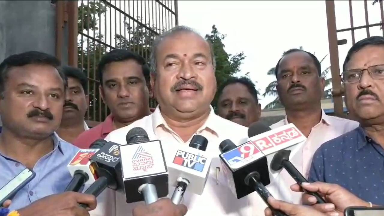 ಶಿವಮೊಗ್ಗ ಗಲಾಟೆ: ಹರಿಹರ ಬ್ರಹ್ಮ ಬಂದರೂ ಹಿಂದುತ್ವ ಹತ್ತಿಕ್ಕಲು ಆಗುವುದಿಲ್ಲ; ಶಾಸಕ ಚನ್ನಬಸಪ್ಪ ಶಿವಮೊಗ್ಗ ಗಲಾಟೆ: ಹರಿಹರ ಬ್ರಹ್ಮ ಬಂದರೂ ಹಿಂದುತ್ವ ಹತ್ತಿಕ್ಕಲು ಆಗುವುದಿಲ್ಲ; ಶಾಸಕ ಚನ್ನಬಸಪ್ಪ