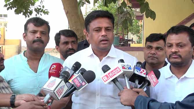 ಡಿಕೆ ಶಿವಕುಮಾರ್ ಕಾಲು ಹಿಡಿಯಲು ರಮೇಶ್ ಜಾರಕಿಹೊಳಿ ಬಂದಿದ್ದರು: ರವಿ ಗಣಿಗ