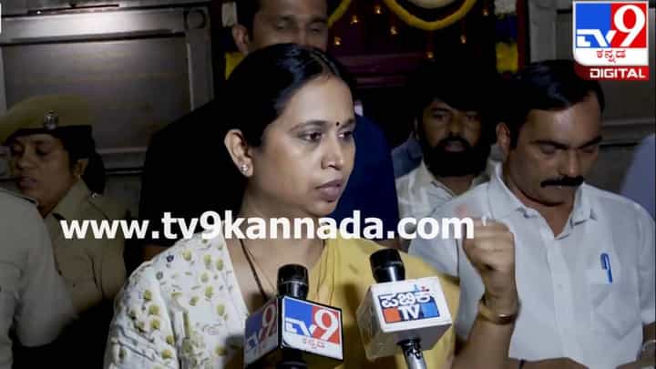 ಗೃಹಲಕ್ಷ್ಮೀ ಫಲಾನುಭವಿಗಳಿಗೆ ತಲುಪದ ಹಣ; ಲಕ್ಷ್ಮೀ ಹೆಬ್ಬಾಳ್ಕರ್ ಹೇಳಿದ್ದೇನು?, ಇಲ್ಲಿದೆ ವಿಡಿಯೋ ಗೃಹಲಕ್ಷ್ಮೀ ಫಲಾನುಭವಿಗಳಿಗೆ ತಲುಪದ ಹಣ; ಲಕ್ಷ್ಮೀ ಹೆಬ್ಬಾಳ್ಕರ್ ಹೇಳಿದ್ದೇನು?, ಇಲ್ಲಿದೆ ವಿಡಿಯೋ