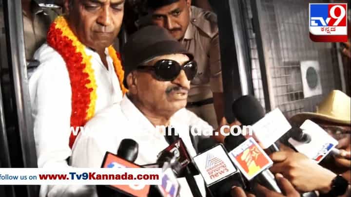 ಕಾವೇರಿ ಕಿಚ್ಚು: ಕೆಆರ್ಎಸ್ ಡ್ಯಾಂ ಮುತ್ತಿಗೆಗೆ ಯತ್ನ; ವಾಟಾಳ್ ಸೇರಿ 50ಕ್ಕೂ ಹೆಚ್ಚು ಕಾರ್ಯಕರ್ತರು ಪೊಲೀಸರ ವಶಕ್ಕೆ ಕಾವೇರಿ ಕಿಚ್ಚು: ಕೆಆರ್ಎಸ್ ಡ್ಯಾಂ ಮುತ್ತಿಗೆಗೆ ಯತ್ನ; ವಾಟಾಳ್ ಸೇರಿ 50ಕ್ಕೂ ಹೆಚ್ಚು ಕಾರ್ಯಕರ್ತರು ಪೊಲೀಸರ ವಶಕ್ಕೆ