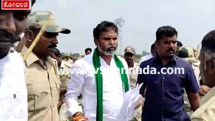 ನನ್ ಮುಟ್ಟಿದ್ರೆ ಕೇಸ್, ಪೊಲೀಸರಿಗೆ ಬಿಜೆಪಿ MP ವಾರ್ನಿಂಗ್; ಇಲ್ಲಿದೆ ವಿಡಿಯೋ ನನ್ ಮುಟ್ಟಿದ್ರೆ ಕೇಸ್, ಪೊಲೀಸರಿಗೆ ಬಿಜೆಪಿ MP ವಾರ್ನಿಂಗ್; ಇಲ್ಲಿದೆ ವಿಡಿಯೋ